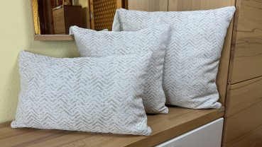 Preview: Dekokissen Arcadia weiß-beige auf Bank