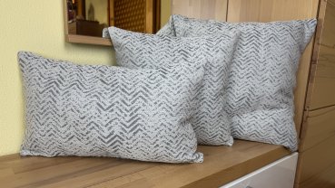 Preview: Dekokissen Arcadia weiß-grau auf Bank