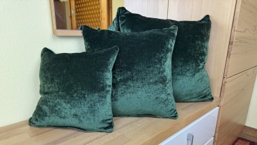 Preview: Dekokissen Chenille grün auf Bank