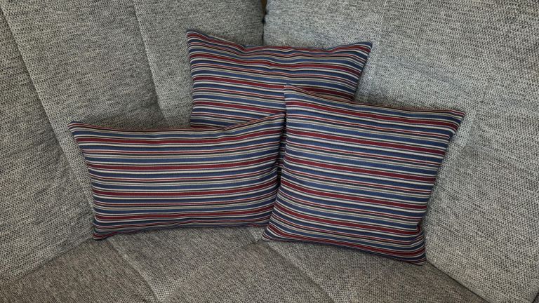 Preview: Dekokissen Dars rot-blau auf Couch
