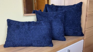 Preview: Dekokissen Kama blau auf Bank