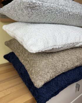 Preview: Dekokissen Kama hellgrau weiß blau hellbraun gestapelt