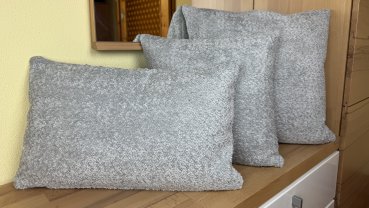 Dekokissen Kama hellgrau auf Bank