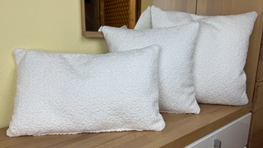 Dekokissen Kama weiß auf Bank