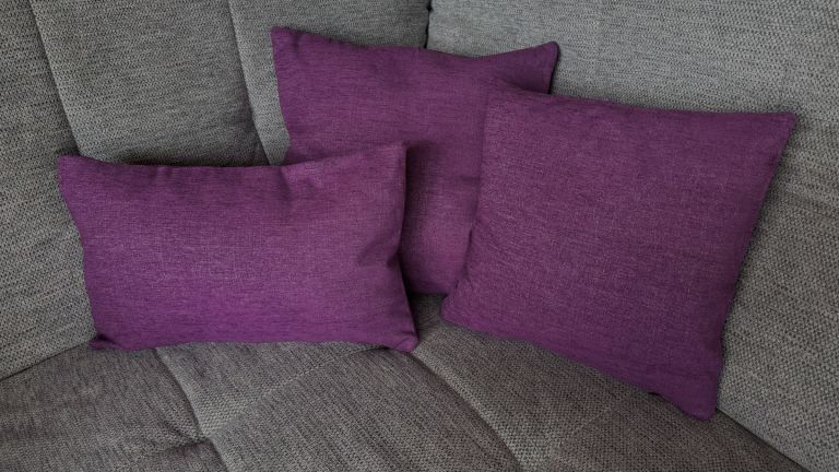 Dekokissen Lia hellpurpur auf Couch