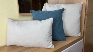 Preview: Dekokissen Lia weiß und blau auf Bank