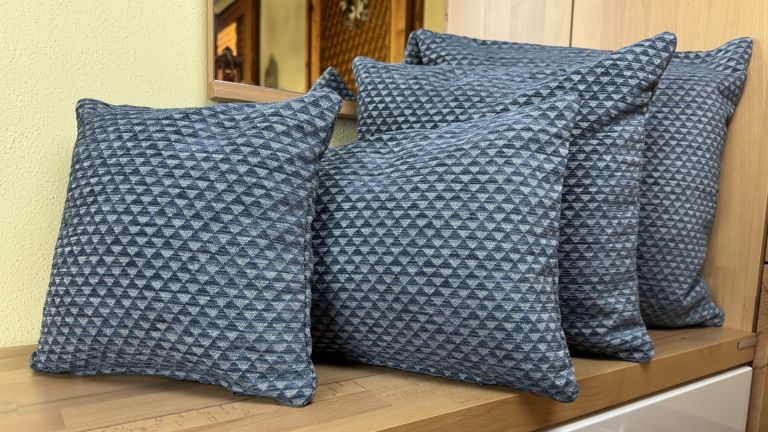 Preview: Dekokissen Parker blau auf Bank
