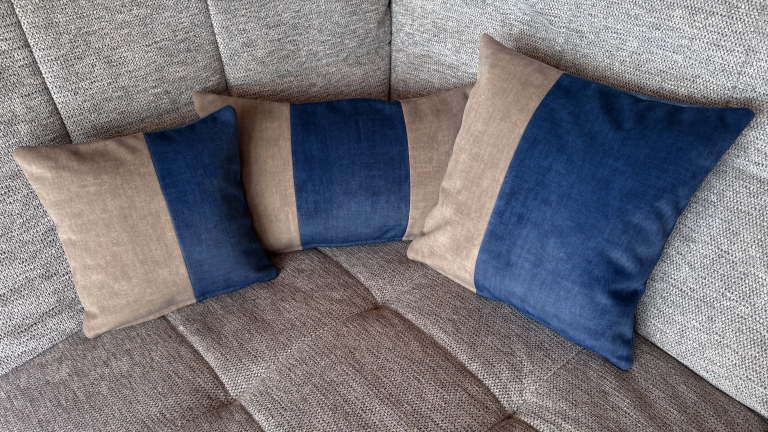 Preview: Dekokissen Sari zweifarbig blau grau auf Couch