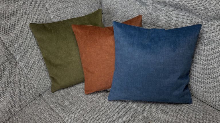 Preview: Dekokissen Sari auf Couch