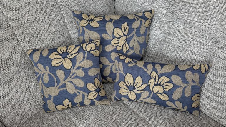 Preview: Dekokissen Sunderland blau auf Couch