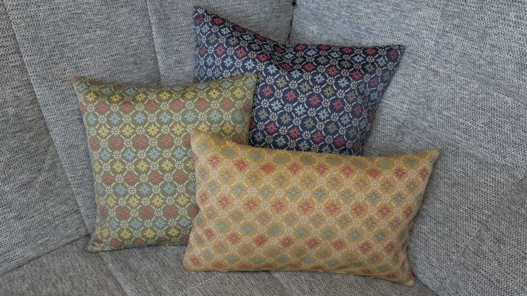 Preview: Dekokissen Tege blau und gelb und gruen auf Couch