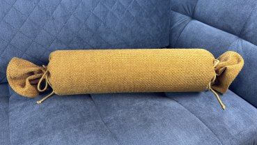 Nackenrolle Recy auf Couch