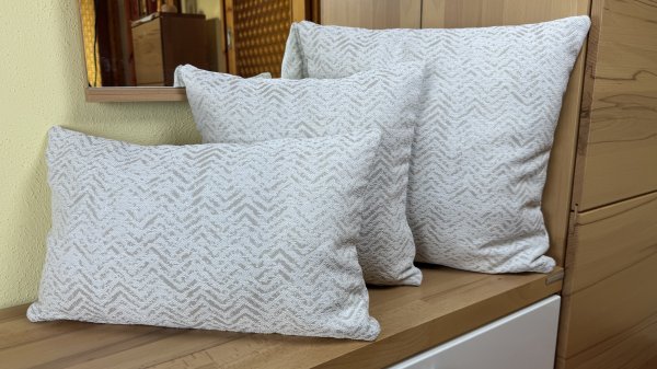 Dekokissen Arcadia weiß-beige auf Bank