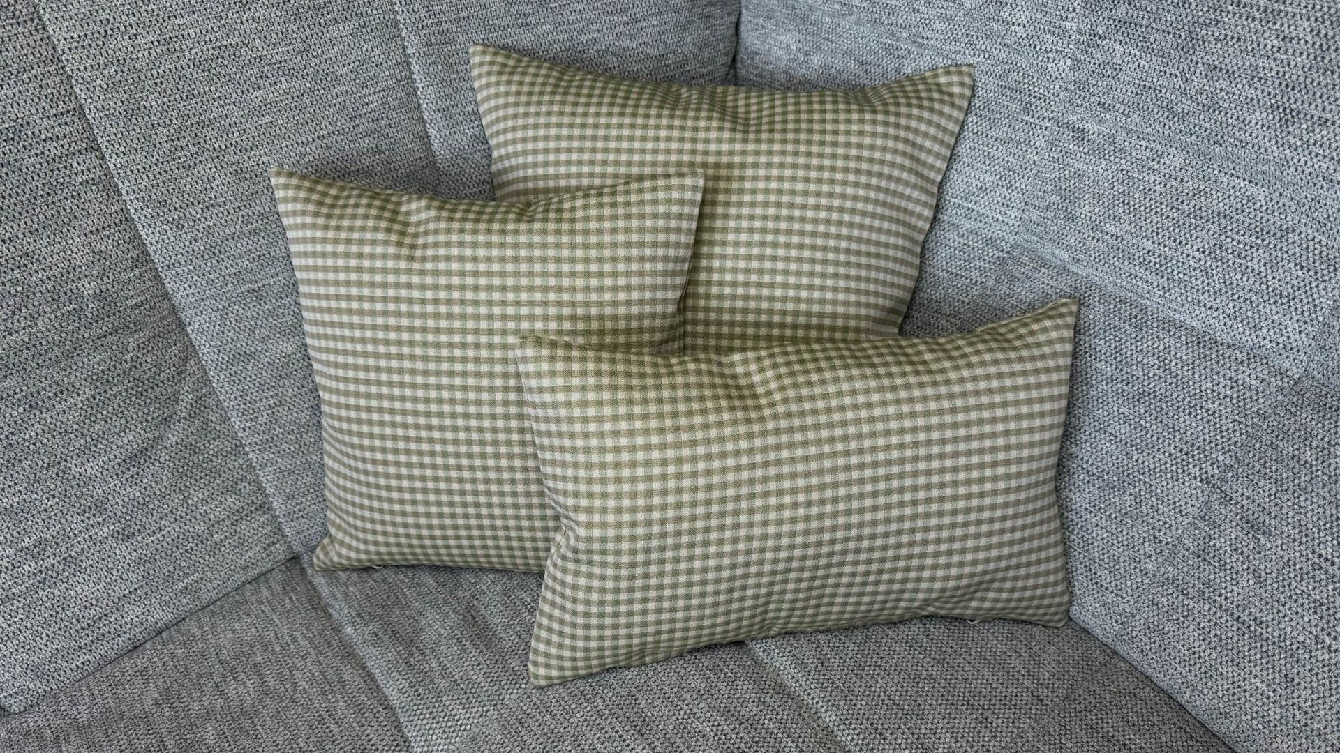 Dekokissen Atar hellgrün auf Couch