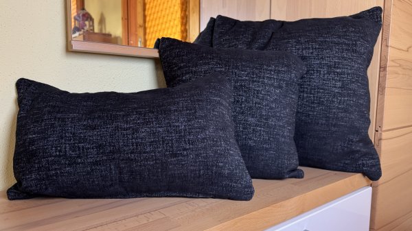 Dekokissen Bloss auf Bank