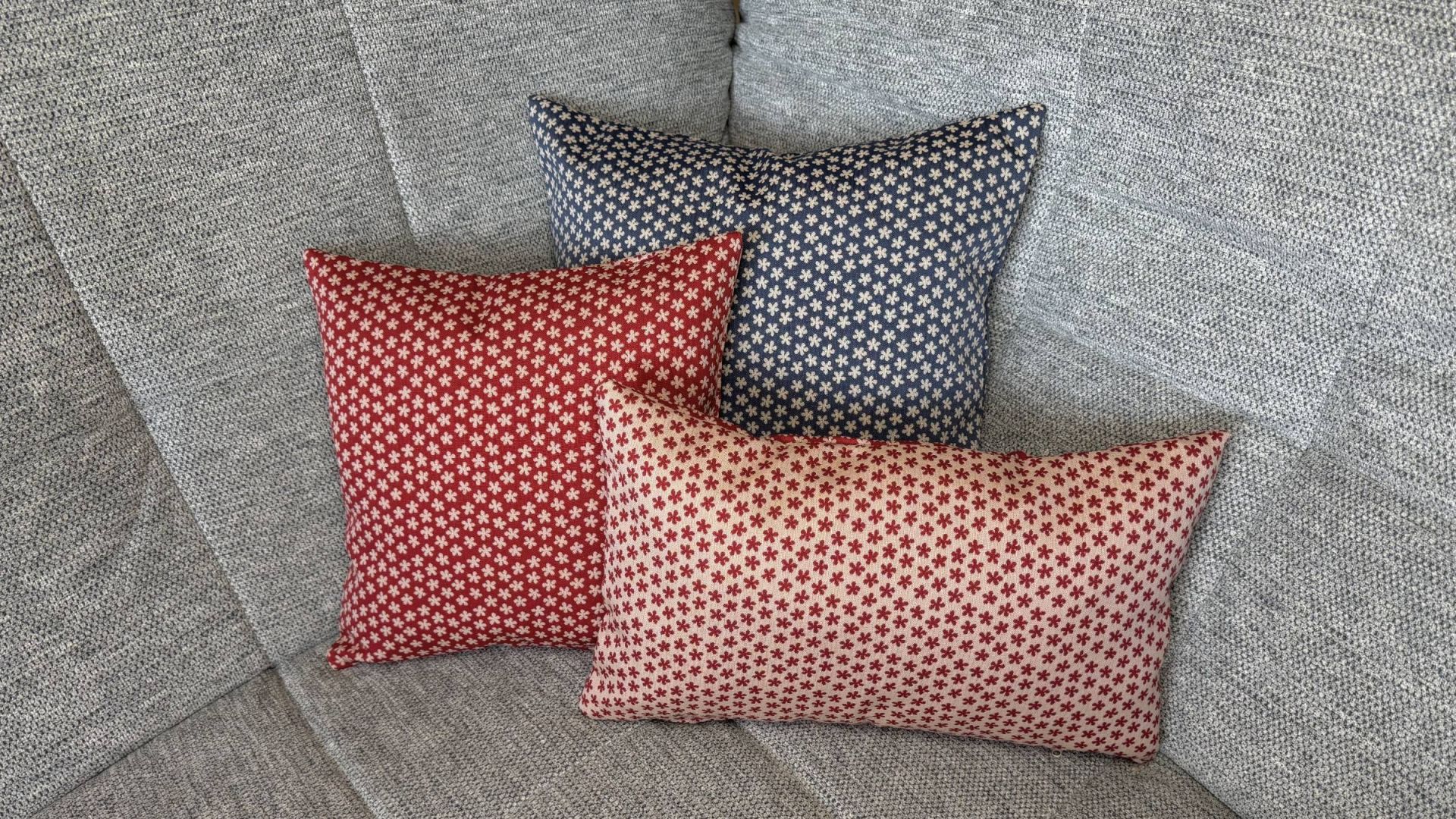 Dekokissen Bras rot-beige und blau auf Couch
