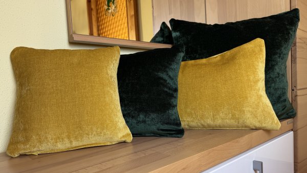 Dekokissen Chenille grün und gelb auf Bank