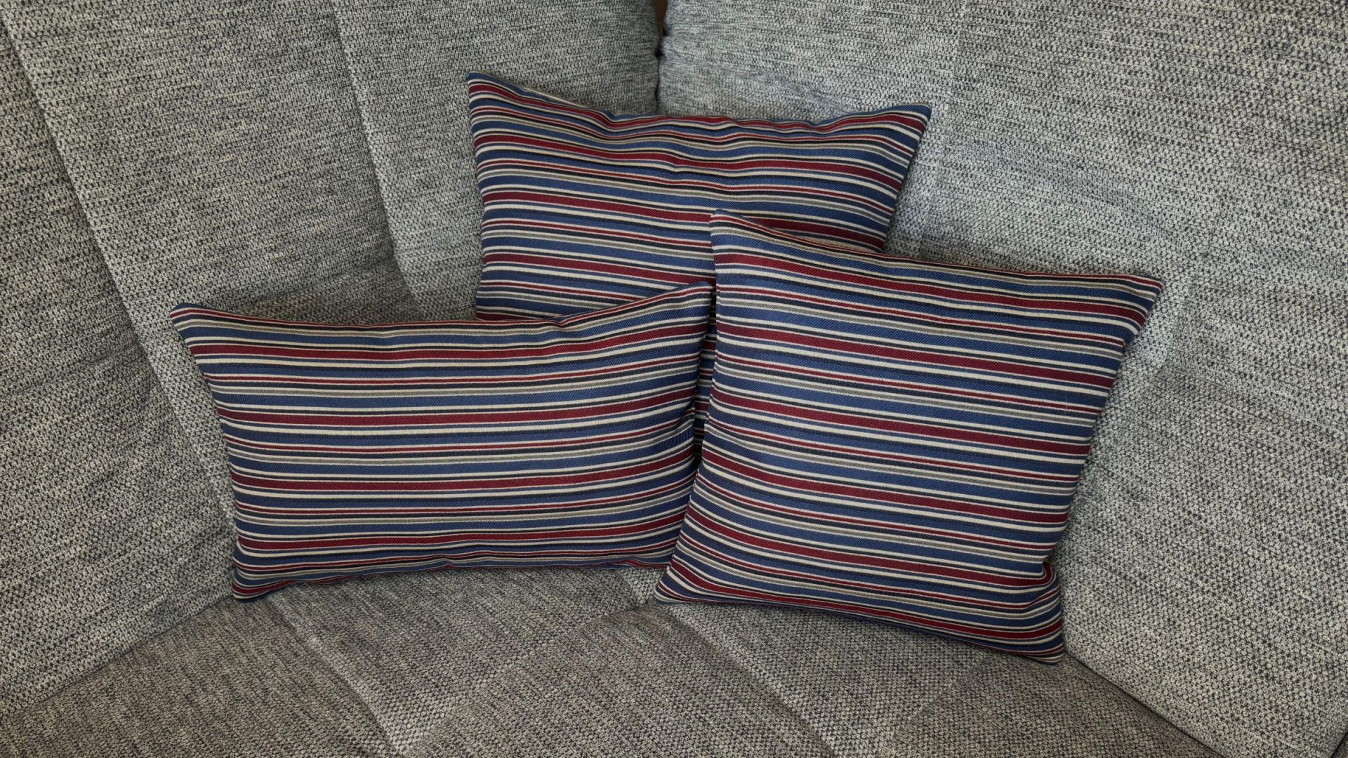 Dekokissen Dars rot-blau auf Couch