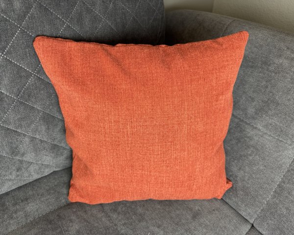 Dekokissen Jones rot auf Couch