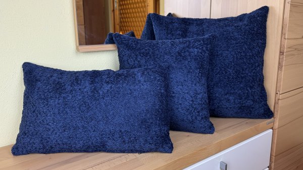 Dekokissen Kama blau auf Bank