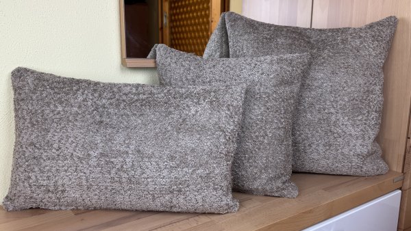 Dekokissen Kama hellbraun auf Bank