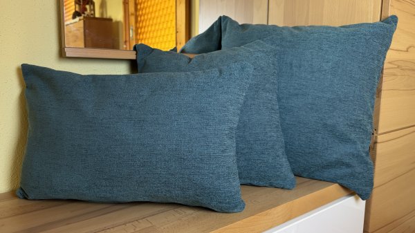 Dekokissen Lia blau auf Bank