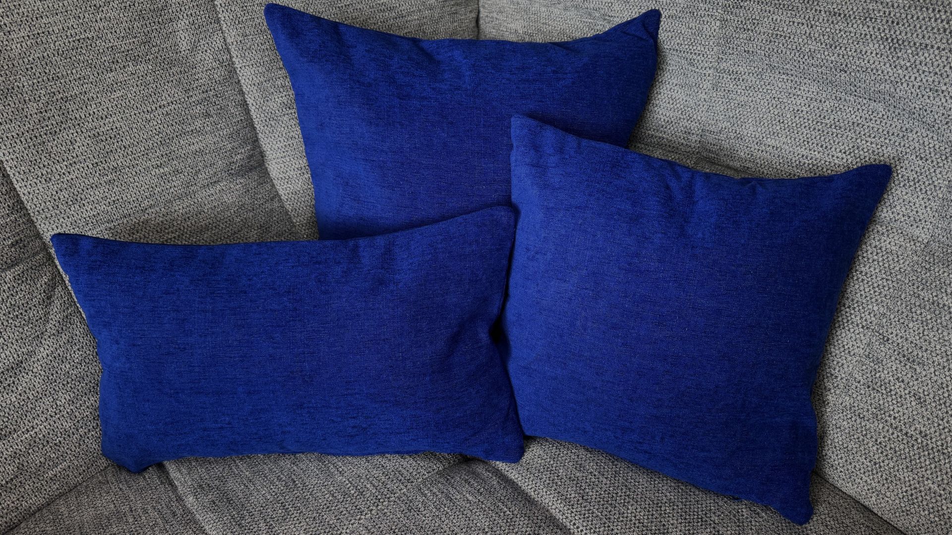 Dekokissen Lia blau auf Couch