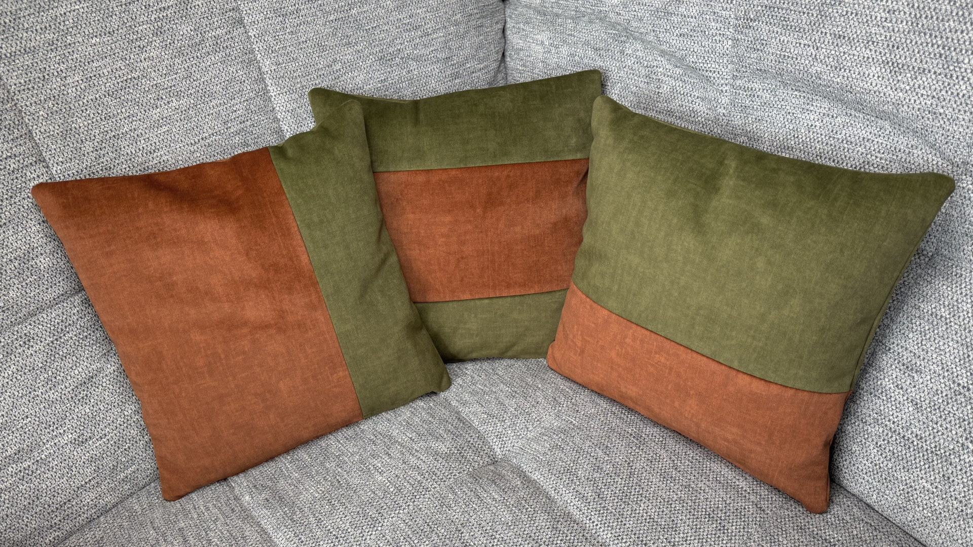 Dekokissen Sari zweifarbig braun grün auf Couch