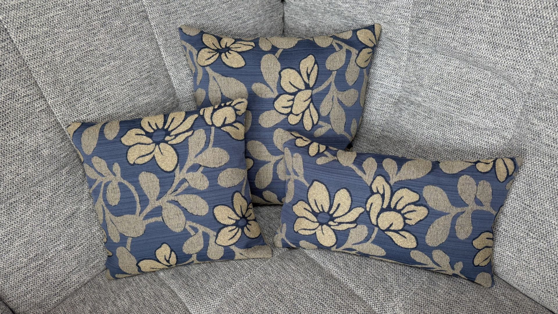 Dekokissen Sunderland blau auf Couch
