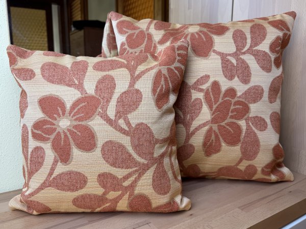 Dekokissen Sunderland orange auf Bank