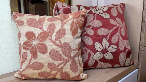 Dekokissen Sunderland rot orange auf Bank