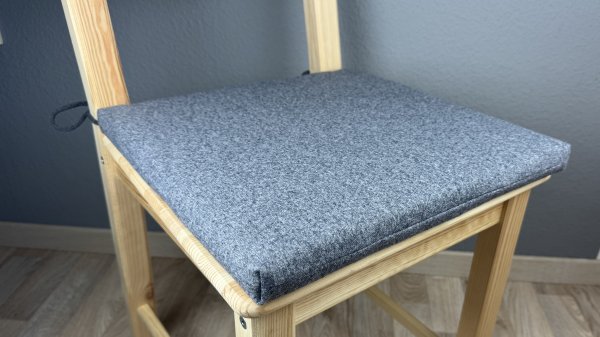 Stuhlauflage Mins dunkelgrau auf Stuhl